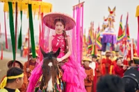 Ca sỹ Hòa Minzy mang văn hóa truyền thống vùng quê quan họ vào MV “Bắc Bling.” (Ảnh: CTV/Vietnam+)
