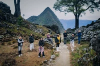 Giới trẻ đam mê trải nghiệm những cung đường trên Cao nguyên đá Hà Giang. (Ảnh: Vương Công Nam/Vietnam+)