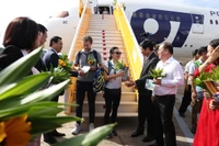 Thứ trưởng Hồ An Phong đón vị khách thứ 20 triệu tại sân bay Phú Quốc. (Ảnh: CTV/Vietnam+)