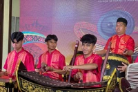 Dàn nhạc Ngũ âm Khmer (Plêng Pinn Peat) là dàn nhạc truyền thống đặc sắc của đồng bào Khmer. (Ảnh: Mai Mai/Vietnam+)