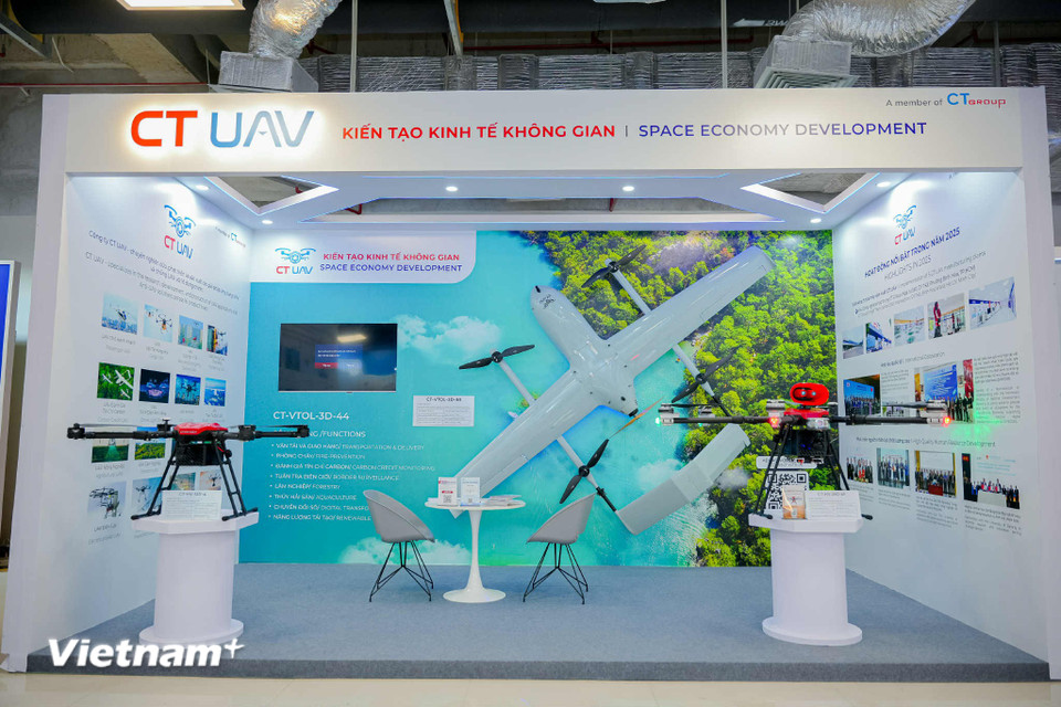 Tại Triển lãm, CT UAV giới thiệu các sản phẩm UAV chiến lược, ứng dụng đa dạng lĩnh vực như: CT-VTOL-3D-44 dòng UAV cất hạ cánh thẳng đứng với tải trọng 10kg, trần bay tới 3.000m, tốc độ 110–145 km/h và thời gian hoạt động 120-180 phút; Hexarotor Firefighting UAV - dòng UAV trực tiếp tham gia hiện trường, hỗ trợ lực lượng phòng cháy chữa cháy dập lửa và cứu hộ; CT-Spectral 12kg - UAV ứng dụng trong nông nghiệp thông minh. (Ảnh: Minh Sơn/Vietnam+)