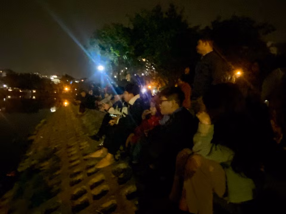 Tại khu vực bắn pháo hoa hồ Đền Lừ (quận Hoàng Mai), rất đông người dân chờ đón màn pháo hoa mãn nhãn trong thời khắc chuyển giao năm cũ, năm mới. (Ảnh: PV/Vietnam+)