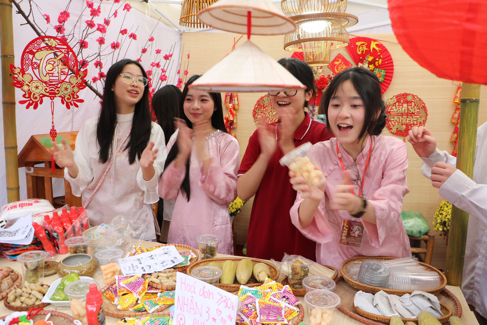 Những gian hàng bày bán các vật phẩm thu hút nhiều học sinh tham gia. (Ảnh: PV/Vietnam+)