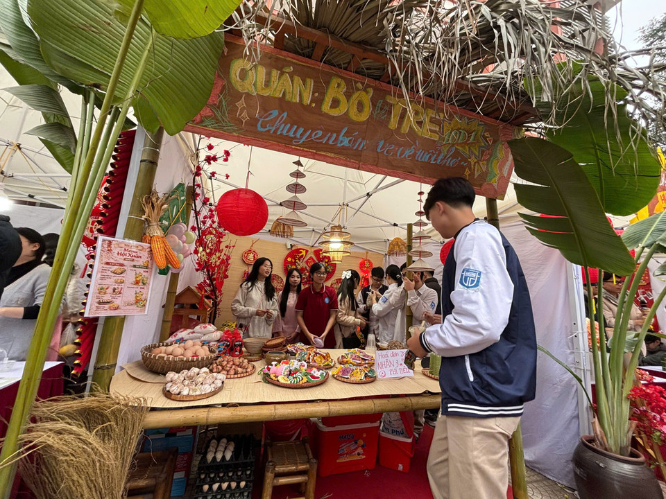 Tại trường Trung học Phổ thông Trương Định, Hội chợ Xuân Bính Ngọ diễn ra sôi nổi với nhiều hoạt động như bán hàng, gói bánh chưng, chơi các trò chơi dân gian. (Ảnh: PV/Vietnam+)