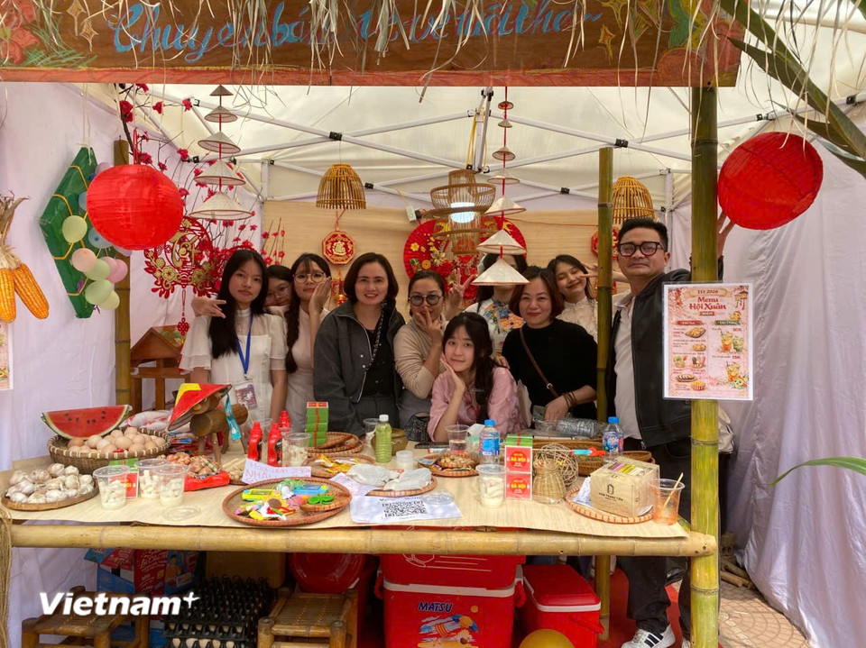 Nhiều phụ huynh cũng hào hứng tham quan và mua hàng, chụp ảnh lưu niệm cùng các em học sinh. (Ảnh: PV/Vietnam+)