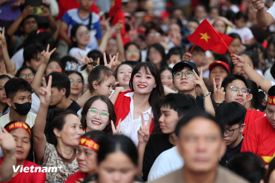 Nhiều người dù đã thức trắng đêm, song trên gương mặt họ luôn rạng ngời để chào đón đoàn diễu binh, diễu hành đi qua. (Ảnh: PV/Vietnam+)