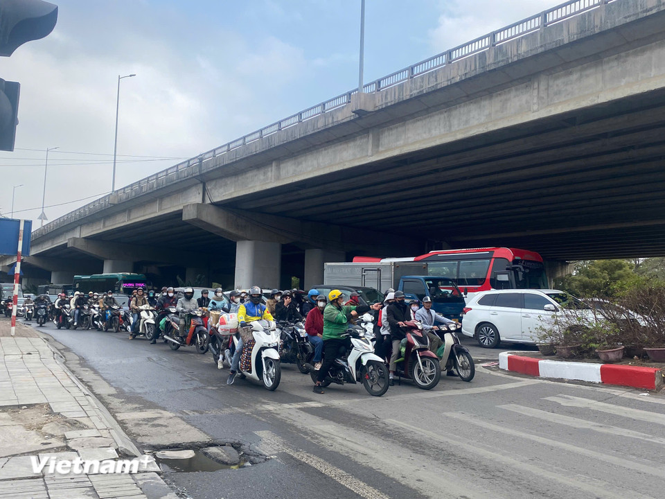 Sau kỳ nghỉ Tết kéo dài, nhiều người dân bắt đầu trở lại Hà Nội từ Mồng 4 Tết để tránh tắc đường.