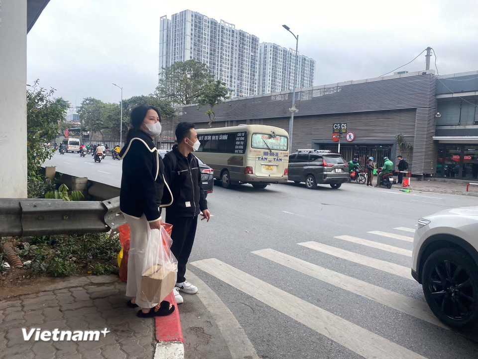 Người đi bộ chấp hành tín hiệu đèn đường trước khu vực Bến xe Nước Ngầm.