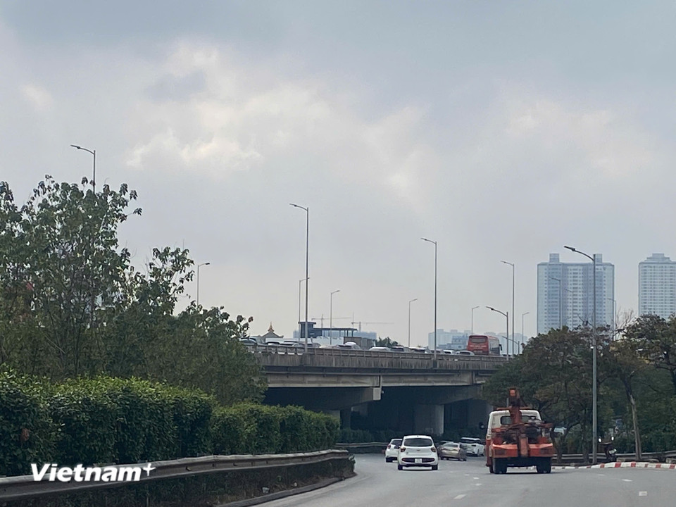 Các phương tiện di chuyển theo hướng Cầu Thanh Trì tới khu vực Phạm Văn Đồng ở đường trên cao khá chậm chạp. Tình trạng này cũng xảy ra vào khoảng 16 giờ chiều ngày 3 Tết.