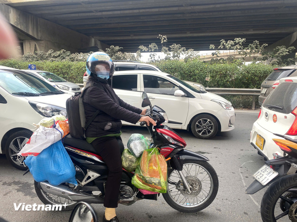 Người dân trở lại Thủ đô đem theo khá nhiều đồ đạc.