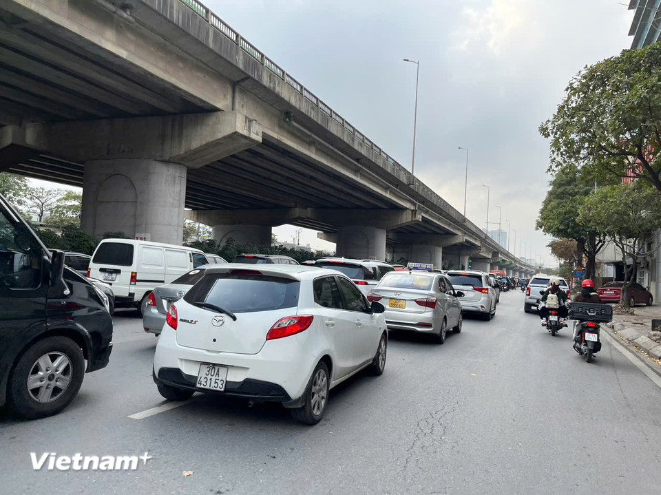 Người dân di chuyển chấp hành luật lệ giao thông.