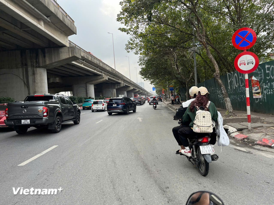 Người dân đi lại khá thoải mái ở khu vực thường xuyên ùn tắc này.