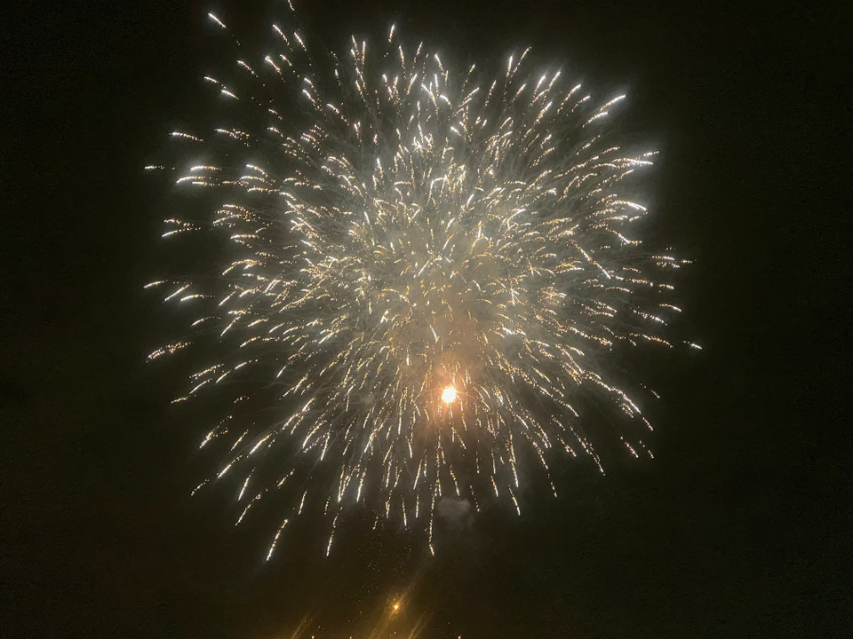 Những màn pháo hoa đẹp mắt chào đón năm mới Ất Tỵ. (Ảnh: PV/Vietnam+)