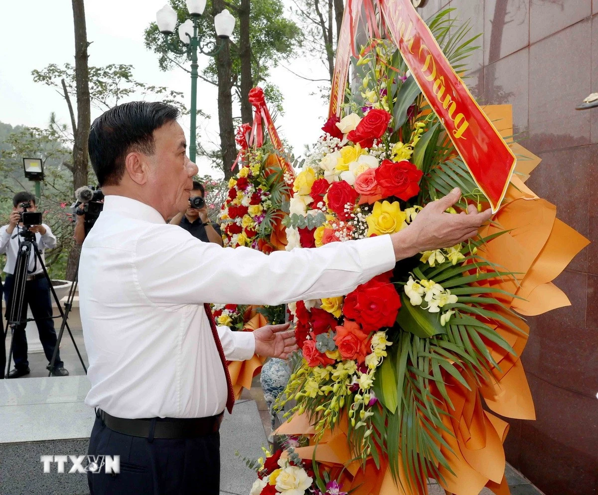 Thường trực Ban Bí thư Trần Cẩm Tú dâng hương tưởng niệm Tổng Bí thư Trần Phú