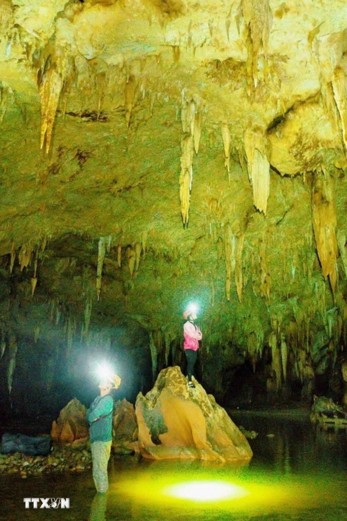 Lạng Sơn khuyến khích phát triển du lịch thám hiểm hang động