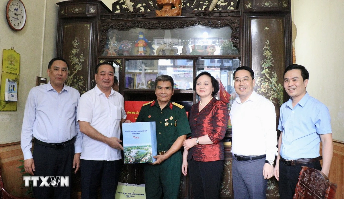 Phó Thủ tướng Phạm Thị Thanh Trà thăm, tặng quà tại Lào Cai