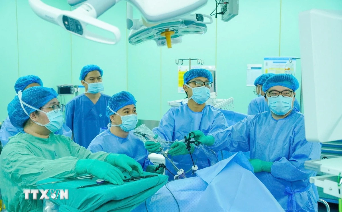 Người bệnh từ Indonesia sang Việt Nam để phẫu thuật ung thư đại trực tràng