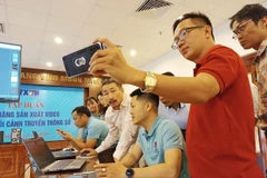 Phóng viên TTXVN trao đổ tại lớp “Kỹ năng sản xuất video trong bối cảnh truyền thông số”. (Ảnh: TTXVN/Vietnam+)