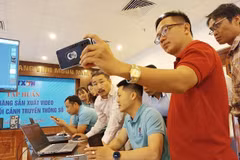 Phóng viên TTXVN trao đổ tại lớp “Kỹ năng sản xuất video trong bối cảnh truyền thông số”. (Ảnh: TTXVN/Vietnam+)