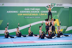 Aerobic là một môn thể thao khó với nhiều động tác hình thể phức tạp, đòi hỏi các em phải kiên trì tập luyện và phối hợp tốt cùng tập thể. (Ảnh: PV/Vietnam+)