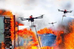 UAV chỉ huy có thể chỉ huy phi đội nhiều UAV chữa cháy có mặt tại hiện trường theo một kịch bản chữa cháy và cứu nạn tối ưu đã được dạy cho AI PCCC. (Ảnh: PV/Vietnam+)