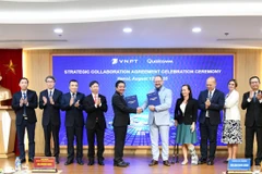 Ông Huỳnh Quang Liêm, Tổng Giám đốc VNPT và ông Cristiano Amon, Chủ tịch kiêm Tổng giám đốc Qualcomm thực hiện nghi lễ trao Thỏa thuận hợp tác chiến lược giữa hai Tập đoàn. (Ảnh: PV/Vietnam+)