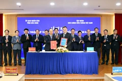 Ông Mai Sơn, Phó Chủ tịch Thường trực UBND tỉnh Bắc Ninh và ông Ngô Diên Hy, Phó Tổng Giám đốc Tập đoàn VNPT thực hiện nghi thức ký kết hợp tác. (Ảnh: PV/Vietnam+)