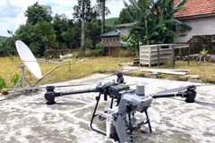 Viettel sẵn sàng giải pháp duy trì thông tin liên lạc drone tại các vùng bị cô lập do thiên tai. Drone có thể bay ở độ cao 50-100 m, tạo vùng phủ sóng với bán kính đạt 6 km. (Ảnh: CTV/Vietnam+)