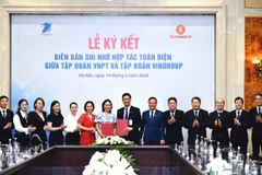 VNPT và Vingroup thực hiện nghi thức ký kết biên bản hợp tác giữa hai Tập đoàn. (Ảnh: PV/Vietnam+)