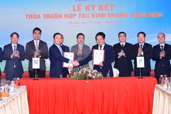 Tổng Giám đốc Petrolimex và Tổng Giám đốc VNPT ký kết hợp tác giữa hai Tập đoàn. (Ảnh: CTV/Vietnam+)