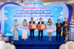 Tổ chức Kỷ lục Việt Nam (VietKings) trao chứng nhận xác lập Ngày hội thôi nôi có số lượng trẻ tham dự lớn nhất tại Việt Nam là 680 em bé tham gia cho Nestlé và Con Cưng. (Ảnh: PV/Vietnam+)