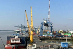 Để bù đắp phần thiếu hụt và hướng tới mục tiêu cả năm, nền kinh tế phải duy trì tốc độ tăng trưởng trên 10,5% trong các quý còn lại. (Ảnh: Vietnam+)