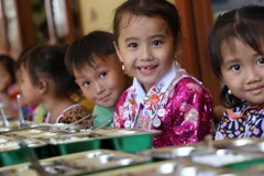 Bữa ăn bán trú đảm bảo dinh dưỡng của học sinh tỉnh Cao Bằng với sự bảo trợ của Quỹ Vì tầm vóc Việt. (Ảnh: PV/Vietnam+)