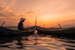 Cảm nhận hoàng hôn tuyệt đẹp trên đầm Ô Loan. (Ảnh: Khánh Hòa/TTXVN)