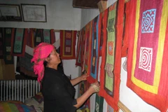 Những hoa văn đủ sắc màu trên thổ cẩm của người Mông. (Ảnh: T.H/Vietnam+)