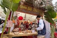 Học sinh hào hứng với hoạt động gói bánh chưng. (Ảnh: PV/Vietnam+)