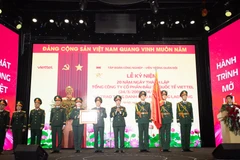 Thay mặt lãnh đạo Đảng và Nhà nước, Đại tướng Phan Văn Giang, Ủy viên Bộ Chính trị, Bộ trưởng Bộ Quốc phòng đã trao danh hiệu Anh hùng lao động cho Viettel Global. (Ảnh: PV/Vietnam+)