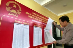 Công tác chuẩn bị cho ngày bầu cử đại biểu Quốc hội khóa XVI và đại biểu Hội đồng Nhân dân các cấp nhiệm kỳ 2026-2031 của phường Hoàng Mai, thành phố Hà Nội đã diễn ra khẩn trương và chu đáo. Trong ảnh, ông Phạm Ngọc Quế, Tổ trưởng Tổ dân phố 21 (phường Hoàng Mai) đang kiểm tra lại danh sách niêm yết cử tri tại Khu vực bỏ phiếu số 10. (Ảnh: PV/Vietnam+)