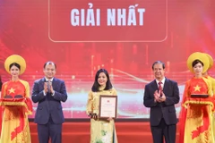 Nhà báo Phạm Mai, Báo Điện tử VietnamPlus nhận giải Nhất. (Ảnh: Thanh Tùng/TTXVN)