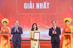 Nhà báo Phạm Mai, Báo Điện tử VietnamPlus nhận giải Nhất. (Ảnh: Thanh Tùng/TTXVN)