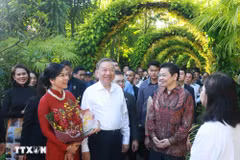 Tổng Bí thư Tô Lâm và Phu nhân cùng Thủ tướng Singapore Lawrence Wong dự Lễ đặt tên hoa lan tại Vườn thực vật quốc gia Singapore (12/3/2025). (Ảnh: Thống Nhất/TTXVN)