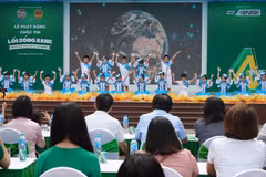 Lễ phát động cuộc thi “Lối sống xanh - Đại sứ năng động bảo vệ môi trường” diễn ra sáng 11_5 tại Trường Tiểu học Phương Mai, Hà Nội. (Ảnh: PV/Vietnam+)