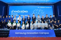 Các đại biểu và đại diện sinh viên chụp ảnh kỷ niệm tại Lễ khởi động Samsung Innovation Campus 2026. (Ảnh: PV/Vietnam+)