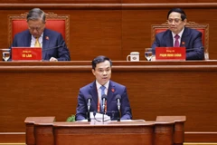 Đồng chí Nguyễn Mạnh Hùng, Phó Giám đốc Học viện Chính trị quốc gia Hồ Chí Minh, trình bày tham luận “Hoàn thiện lý luận về đường lối đổi mới của Đảng trong kỷ nguyên vươn mình của dân tộc.” Ảnh: TTXVN