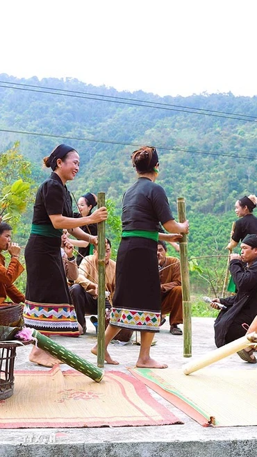 Một nghi thức cầu khấn của đồng bào Ơ Đu thực hiện trong lễ đón tiếng sấm đầu năm diễn ra khá dài với sắc màu văn hóa bản địa rất độc đáo, đặc trưng. (Ảnh: Xuân Tiến/TTXVN)