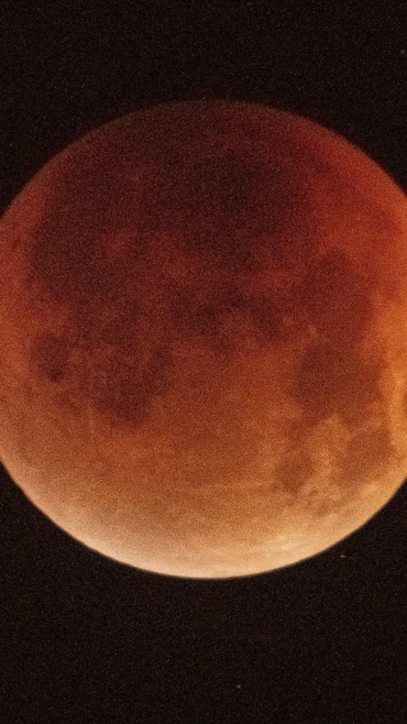 Rạng sáng 8/9/2025, tại Việt Nam, người yêu thiên văn có thể bắt đầu theo dõi từ hiện tượng hiện tượng nguyệt thực toàn phần, thường được gọi là “trăng máu” khoảng từ 2h đến gần 4h. (Ảnh: Phạm Tuấn Anh /TTXVN)