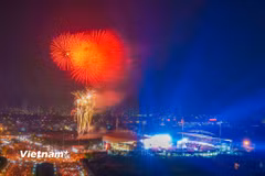 Màn pháo hoa rực sáng bầu trời Hà Nội trong đêm concert 'Tổ quốc trong tim'