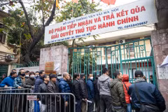 Người dân đội mưa rét xếp hàng dài để chuyển đổi, cấp lại bằng lái xe