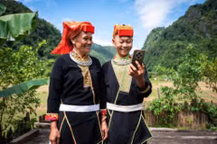 Từ những cuộc gọi phải trèo lên đỉnh núi để tìm sóng, người dân bản Lân Đặt (Lạng Sơn) nay có thể liên lạc ngay trong nhà, mở ra cơ hội tiếp cận thông tin và từng bước phát triển kinh tế. (Ảnh: Viettel)