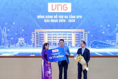 Ông Lê Hồng Minh, Nhà sáng lập & Chủ tịch HĐQT VNG trao tặng gói tài nguyên GPU trị giá 12 tỷ đồng cho ĐHQG-HCM tại Lễ Khai khóa - 2026. (Ảnh: VNG)